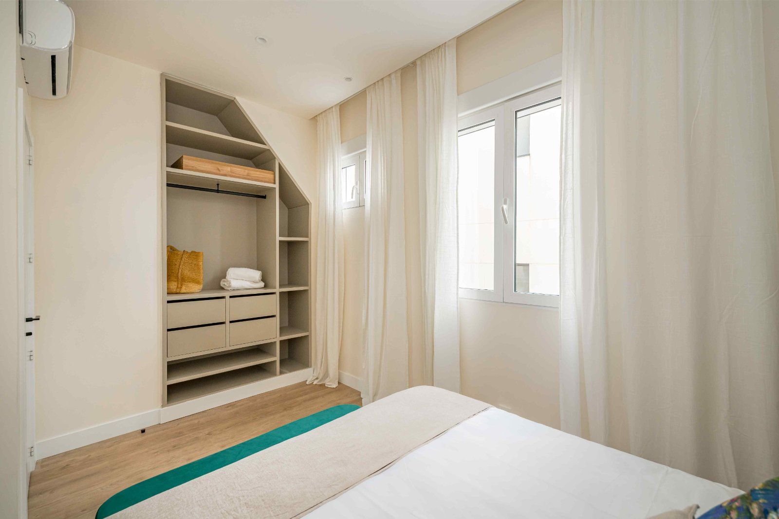 Calle de Lope de Vega, Cortes, Madrid — Horlux & Emuna — 2